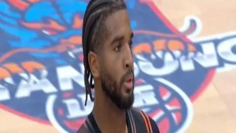 “挑战曼联，莫耶斯坦言：顶级教练也难免经历低谷。”